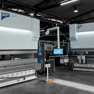 Mitte 2022 stellte Microstep Europa mit seiner Abkantpressenserie erstmal etwas für das Blechbiegen vor. Die Maschinen – von klein bis groß – verfügten über viele Assistenzsysteme für dauerhafte Präzision und exakte Wiederholbarkeit der Bearbeitungsergebnisse.  (Bild:  Microstep Europa)