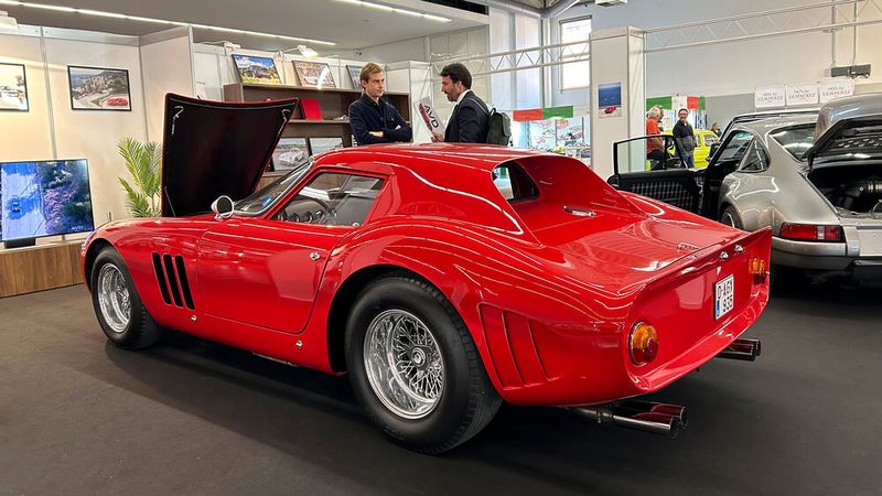 Der Ferrari 330 ist die Basis für den 250 GTO - AVD Revival mit Stahlrohrrahmen und Aluminiumkarosserie. Der auf zehn Exemplare limitierter Sportwagen mit Anklängen an den Ferrari 250 GTO wird vom belgischen Unternehmen AVD gefertigt. Für jeden 250 GTO - AVD Revival „stirbt“ also ein Ferrari 330. (Bild: Diehl – VCG)