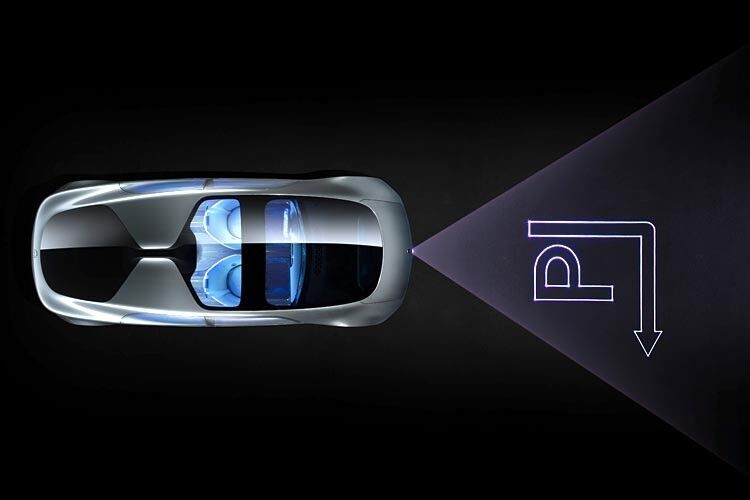 Mit seinem Laser-Projektionssystem kann das Konzeptfahrzeug zudem wichtige Informationen in einem breiten Lichtkegel auf die Straße vor ihm projizieren. (Foto: Daimler)