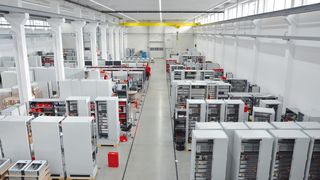 Moderne Produktion: FEE fertigt mehr als 4.000 m Schaltschränke im Jahr.  (Weber)