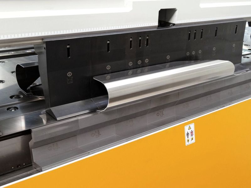 Bild 1: Auf dem Biegezentrum ist das Biegen von Radien ein Kinderspiel. Aufgrund des kleinen Bauteils wurden konstruktiv zwei dieser Bauteile aneinander gehängt. (Bild: RAS)