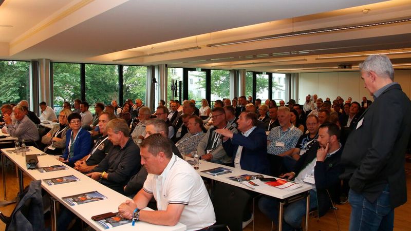 Das Publikum im Pkw-Symposium bestimmte schnell den Verlauf der Diskussion mit den Schadenlenkern.  (Bild: Klasing)