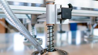 Die gefederte Saugplatteneinheit dieser Kommissionieranlage für effektives Kommissionieren ab Losgröße 1 ist flexibel verstellbar. (Eurotech)