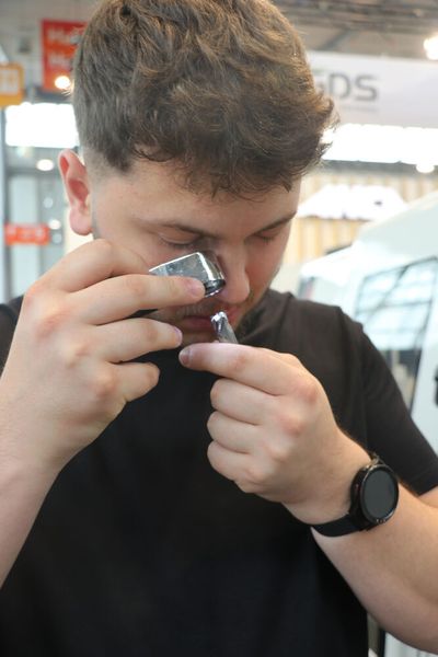 Die Finalisten sind während des Wettbewerbs hochkonzentriert. Hier begutachtet Osman Sylaj das geschliffene Werkzeug. (Bild: KSKOMM)
