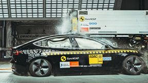 Der Test-Pkw taucht unter den Anhänger ein und wird bis zur B-Säule aufgerissen. (Bild: ADAC/Abgedreht)