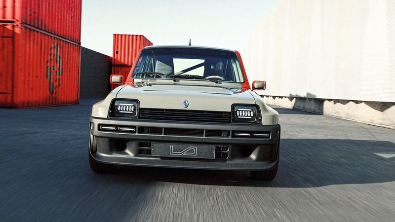 Die Frontleuchten zitieren optisch das historische Vorbild, zugleich sorgen sie dank LED-Technik auch für einen modernen Touch. (Bild: Legende Automobiles)