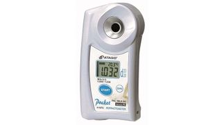 Speziell zur Messung des spezifischen Gewichts von Milch bietet Atago ein digitales Refraktometer (Bild: Gimat, Atago)