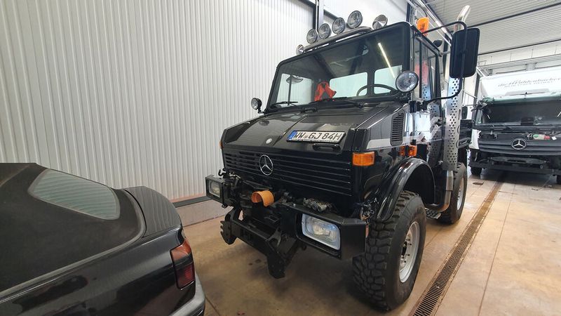 In tadellosem Zustand ist auch dieser Unimog 425.  (Bild: Schreiner/»kfz-betrieb«)