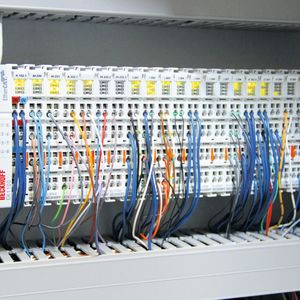 Bild 4: Der Ethercat-Koppler EK1100 bindet die zahlreichen Ethercat-Klemmen, zum Beispiel 2-Kanal-Eingangsklemmen EL3202 für Widerstandssensoren sowie Inkremental-Encoder-Interfaces EL5101, in das Steuerungssystem ein.