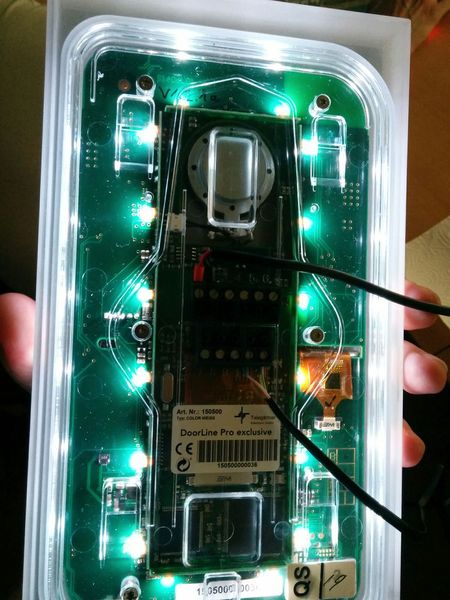 Auf der Rückseite der DoorLine sind RGB-LEDs verbaut, deren Lichtfarbe sich ebenfalls individuell anpassen lässt.  (Bild: ELEKTRONIKPRAXIS)