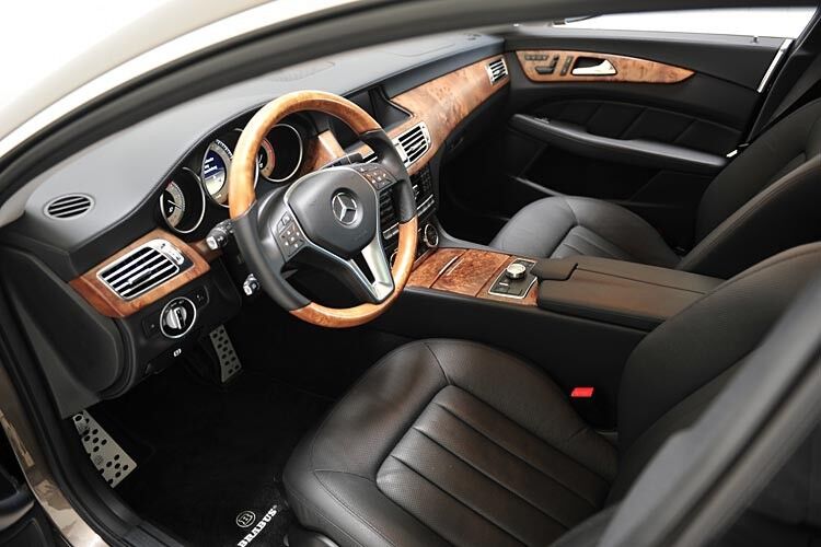 Die möglichen Materialien sind Mastik-Leder oder Alcantara. Das Auge des Fahrers freut sich über Tachometerskalen, die bis 340 oder 400 km/h reichen. Weitere Details sind Aluminium-Pedalauflagen und -Schaltwippen sowie Sicht-Carboneinlagen und Edelholz-Intarsien für Armaturenbrett und Mittelkonsole. (Brabus)