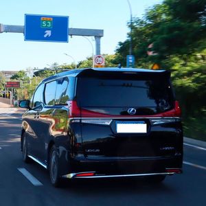 Auch von hinten wirkt der Lexus LM stattlich.(Bild:  sp-x / Benjamin Bessinger)