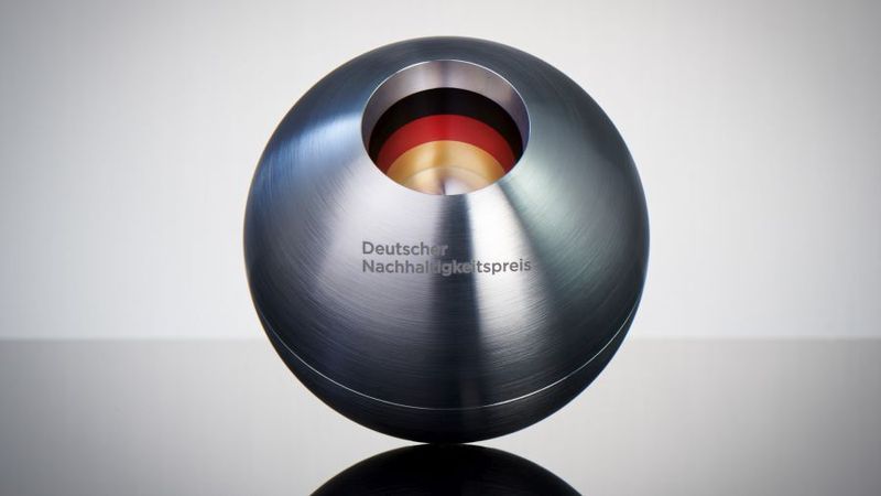 19. Deutscher Nachhaltigkeitspreis 2026: der begehrte Award für die Sieger. (Bild:  Frank Fendler)