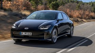 Beim Ioniq 6 muss nochmal nachgeklebt werden.   (Bild: Hyundai)