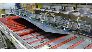 Danach schwenkt der Greifer über eine ausgeklügelte Kinematik die Platine in Richtung Abkantpresse. (Bild: Kuhn)