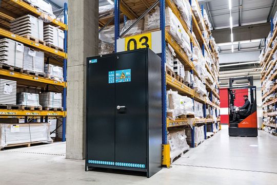 Im Brandfall hält der Sicherheitsschrank „ION-LINE ULTRA“ 90 Minuten dicht. Er ist außerdem unterfahrbar und kann deshalb im Gefahrenfall relativ leicht von innen nach außen transportiert werden.(Bild:  Asecos)