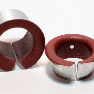 Bei dem neuen korrosionsfreien Gleitlager ist die PTFE-Verbundmaterial-Gleitfläche auf der Oberfläche eines hauchdünnen Substrats aufgetragen, das aus beidseitig mit Aluminium beschichtetem Stahlblech besteht. Dieser Aufbau wirkt so als kathodischer Korrosionsschutz.