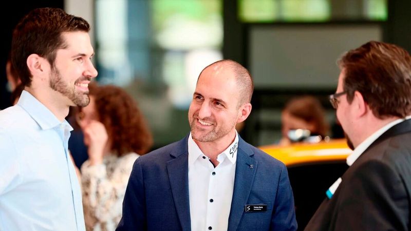 Renault-Deutschland-Chef Florian Kraft (li.) im Gespräch mit Tobias Sirch, Geschäftsführer des Autohauses Sirch. (Bild: Autohaus Sirch)