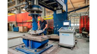 Beim Kaltumormen von Blechteilen für den Schiffbau musste man sich bisher auf die Expertise von Fachleuten verlassen, um Gutteile zu erhalten. Das ging aber nicht ohne Produktionsunterbrechungen. Am Fraunhofer IOF arbeitet man deshalb an der Digitalisierung ... (Bild: Fraunhofer IOF)