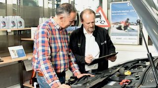 Aftersales-Manager Jürgen Thiesen (re.) kann seinem Kunden für die anstehende Reparatur einen verbindlichen Festpreis nennen. Das schafft Vertrauen und steigert die Zufriedenheit des Werkstattkunden. (Rubbel)