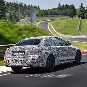 Der Erlkönig kurvt schneidig durch die Eifel, folgt unmittelbar jeder Lenkbewegung.(Bild:  BMW)