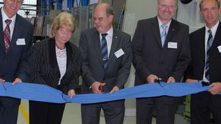 Eröffnung der neuen Produktionshalle (v.l.n.r.): Landrat Roland Bernhard (Kreis Böblingen), Ingrid Schmid (Gebäudeeigentümerin), Rune Karlsson (Vice President Sandvik Tooling), Wolfgang Faisst (Bürgermeister der Stadt Renningen) sowie Dieter Heimerdinger (Geschäftsleiter Sandvik Tooling Supply Renningen). (Archiv: Vogel Business Media)