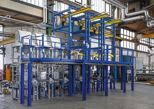 Die neue Abfüll- und Dosieranlage besteht aus sechs Stationen: drei Big-Bag-Entleerstationen sowie drei Sack-Entleervorrichtungen.(Bild:  J. Engelsmann AG)