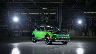 Der Mokka-e ist bei den Kunden beliebt. So beliebt, dass Opel mit der Fertigung nicht hinterher kommt. (Opel)