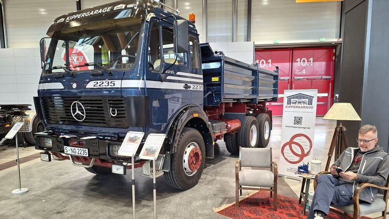 Top restaurierter Mercedes-Benz NG von der Kippergarage, einem Händler für historische Lkw mit Fokus auf den Schüttguttransport. (Bild: Dominsky –  »kfz-betrieb«)