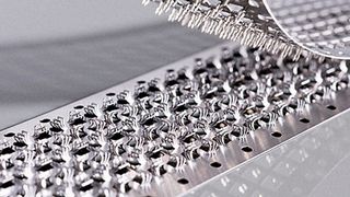 Metaklett ist ein metallischer Klettverschluss. In einem Kooperationsprojekt, in dem Hölzel Entwicklungspartner war, ist es gelungen, das Verbinden mithilfe des Klettprinzips auch auf Stahlfügeteile zu übertragen. (Bild: Hölzel Stanz- und Feinwerktechnik)