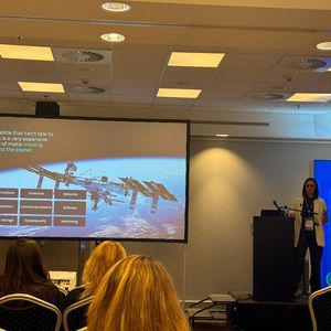 Kseniia Guillement brachte ebenfalls ein Daten-Thema mit auf die Bühne: „Built on borrowed systems: the geography of data sovereignty“(Bild:  SheLeadsTech Germany)