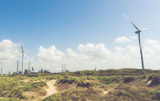 Tata Steel Nederland in IJmuiden (Bild) gehört zu dem emissionsärmsten Stahlerzeugern, heißt es. Mit dem neuen Stahl namens Zeremis Carbon Lite erfülle man nun die wachsende Nachfrage sämtlicher Schlüsselbranchen, nach Stählen der „grüneren“ Art.(Bild:  Tata Steel Nederland)