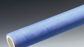 Es gibt Lebensmittelschläuche, die aus einem Material bestehen und solche, bei denen wie hier im Bild zu sehen, die Innenseele und der Außenmantel aus unterschiedlichen Werkstoffen gefertigt wird. (Reichelt Chemietechnik)