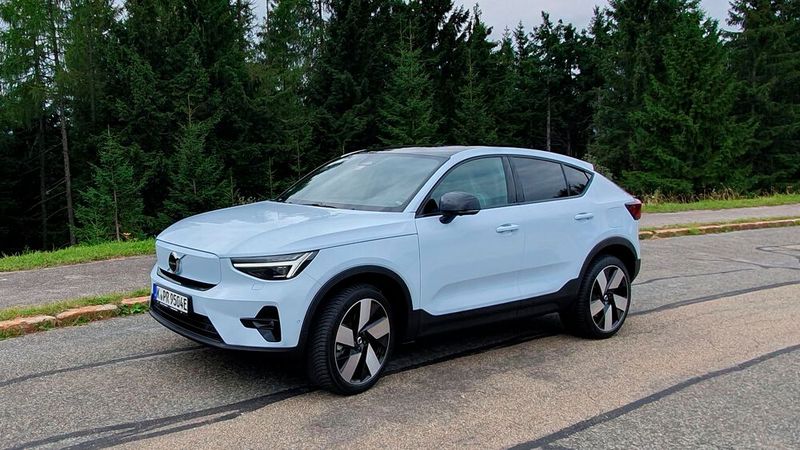 In der Einstiegsversion, mit Single Motor und in der Ausstattungsvariante Core, kostet der C40 47.500 Euro. (Bild: Mauritz – VCG)