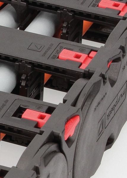 Die Rahmensteg-Verriegelung Evolock ermöglicht ein einfaches, schnelles und beidseitiges (oben und unten) Öffnen und Schließen der Energiekette. Die Energiekette muss beim Öffnen der Rahmenstege nicht aus der Ablegewanne herausgenommen werden.  (Murrplastik)