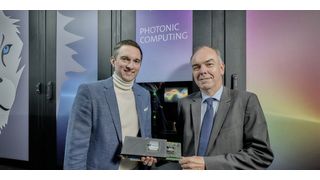 Leibniz-Rechenzentrum rechnet jetzt auch mit Licht: Der photonische KI-Rechner von Q.ANT ging im Juli 2025 am Leibniz-Rechenzentrum (LRZ) in Betrieb. Dr. Michael Förtsch (l.), Gründer und CEO von Q.ANT, und Prof. Dr. Dieter Kranzlmüller (r.), Vorsitzender des Direktoriums des LRZ. (Bild: Q.ANT)