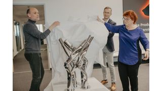 Im Mittelpunkt der neuen Räumlichkeiten für Udo Bär steht „Udo“ – eine Skulptur der zeitgenössischen deutsch-iranischen Künstlerin Bettina Pousttchi, die hier gerade enthüllt wird. (Bild: Udo Bär)