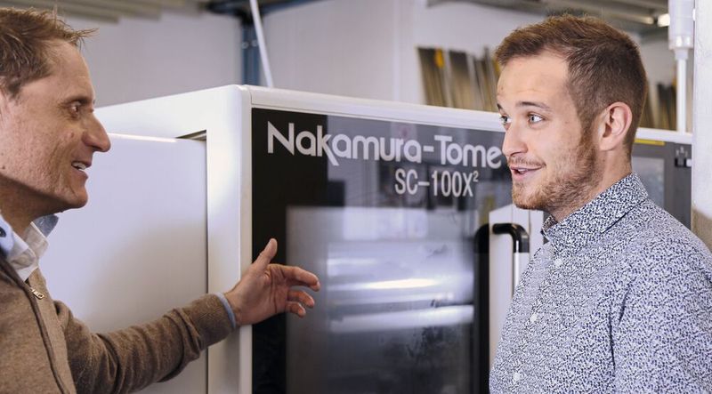 Mathias Zavratnik (li.) und Matthias Bähler (Leitung, techn. Verkauf, VEBO  Genossenschaft) vor der Nakamura-Tome SC-100X², die bei geringer Baugrösse ein Maximum an fertigungstechnischem Potential bietet.  (Bild: Matthias Böhm)