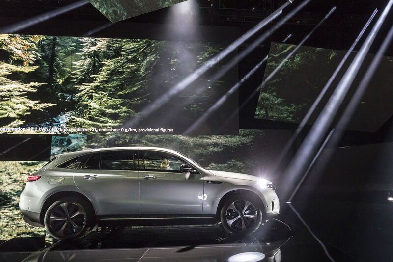 Erstmals ins Rampenlicht gerollt: Der neue Mercedes-Benz EQC ...  (Daimler)