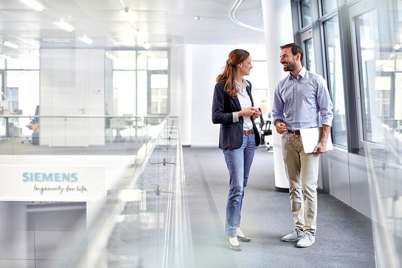 Siemens AG (Halle 11.0, Stand B56): Siemens nutzt die Messe, um Produkte und Partnerschaften vorzustellen, die den Infrastrukturwandel vorantreiben sollen. Erwarten können Sie ein neues Schutzschaltgerät, die skalierbare digitale Gebäudeplattform Building X und weitere Lösungen. (Bild: Siemens AG)