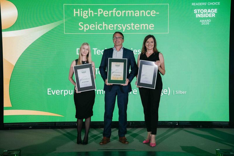 Den Gold-Award der Kategorie „High-Performance-Speichersysteme“ nimmt Alexander Tlusti von Fsas Technologies in Empfang. Die Awards in Platin und Silber gehen an Dell Technologies beziehungsweise Everpure (formerly Pure Storage) und werden auf der Bühne präsentiert von den Award-Feen Paulina Schwab und Vera Nicolic. (Bild: Manuel Emme Fotografie)