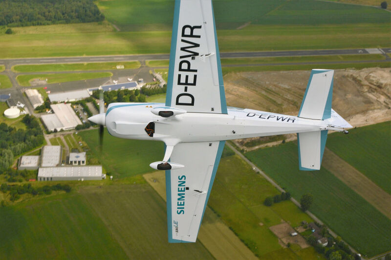 Jungfernflug: Erstmals fliegt ein Flugzeug der Zertifizierungs-Kategorie CS23 mit Permit-to-Fly rein-elektrisch. Der Siemens-Motor hat eine Leistung von 260 KW und ein Gewicht von nur 50 kg – laut Siemens verfügt er damit über ein Rekord-Leistungsgewicht. (Siemens)