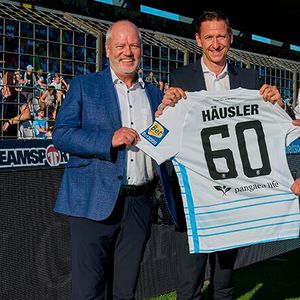 Gemeinsam auf dem Rasen (von links): Häusler-Geschäftsführer Michael Rappl, Marc-Nicolai Pfeifer, kaufmännischer Geschäftsführer 1860 und Tomislav Knezevic, Häusler-Filialleiter.(Bild:  Häusler)