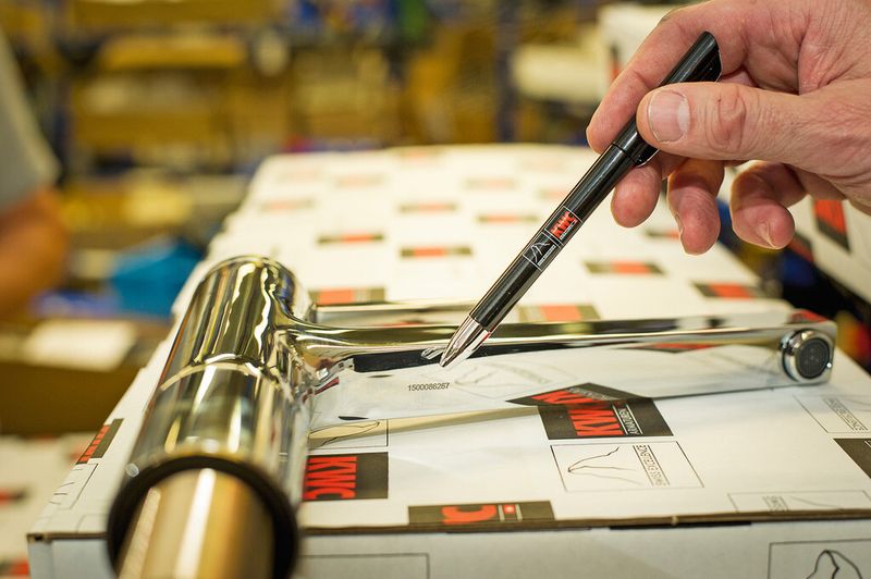 Jede KWC-Armatur erhält eine eindeutige Nummer für die Identifizierung, so dass immer eine sichere Nachverfolgung zwecks Qualitätsoptimierung gewährleistet ist. (Bild: Thomas Entzeroth)