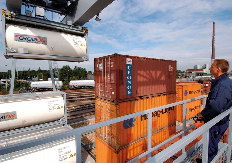 Von der Straße auf die Schiene: Durch kritisches Hinterfragen von Kernprozessen ergeben sich oft Logistiklösungen, die sowohl in wirtschaftlicher Hinsicht als auch unter Umweltaspekten einen echten Mehrwert bedeuten. Bild: Chemion (Archiv: Vogel Business Media)