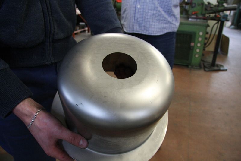 Ein für Noser-Inox typisches Tiefziehteil mit einem mittels Laser geschnittenen Loch. (Bild: L. Meister)