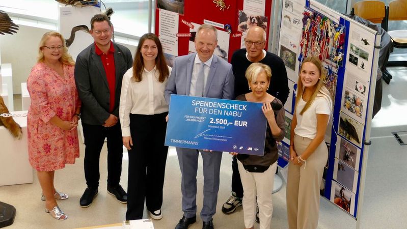 Thomas Timmermanns (Mitte), Geschäftsführer des Autohauses Timmermanns, spendete 2.500 Euro für das Projekt „Wilder Müll“ des Naturschutzbundes Deutschland.(Bild:  Autohaus Timmermanns)