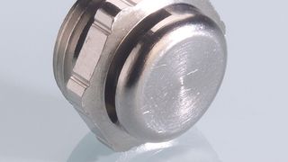 Entwässerungsstutzen ragt nur 6,5 mm über die Gehäusewand. (Bild: Pflitsch)