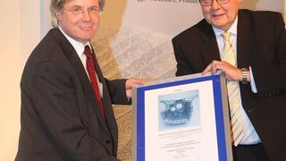 1. Preis für Martinrea Honsel Germany (Meschede): Dr.-Ing. Heinrich Fuchs (links), Vice President Aluminium Sales and Engineering, nimmt die Urkunde entgegen  (Bild: Nürnberg Messe)