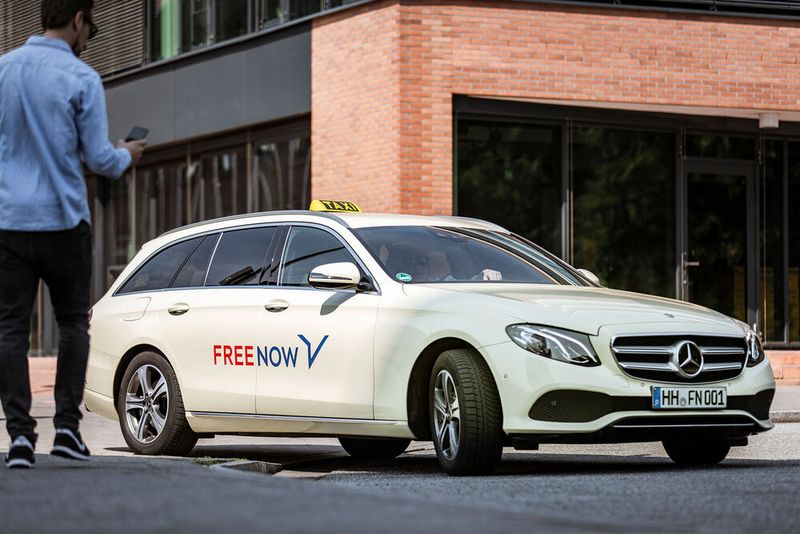 Für Fahrdienstvermittler wie Free Now sollen auch bestimmte Auflagen gelten, fordert der Taxiverband.